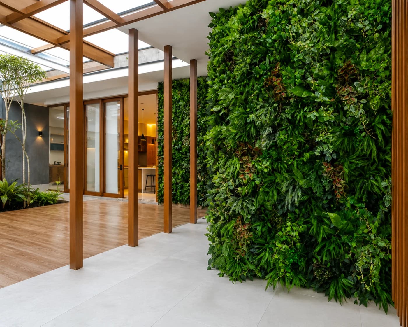 Área gourmet com pergolado de madeira e jardim vertical de folhagens densas