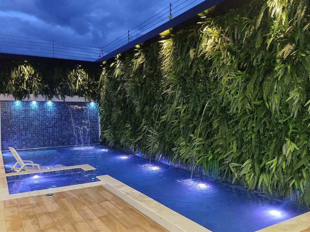 Muro verde personalizado da Flórida Decorações em área de piscina